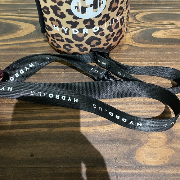 HydroJug Leopard Print Sleeve - Picture 4 of 6